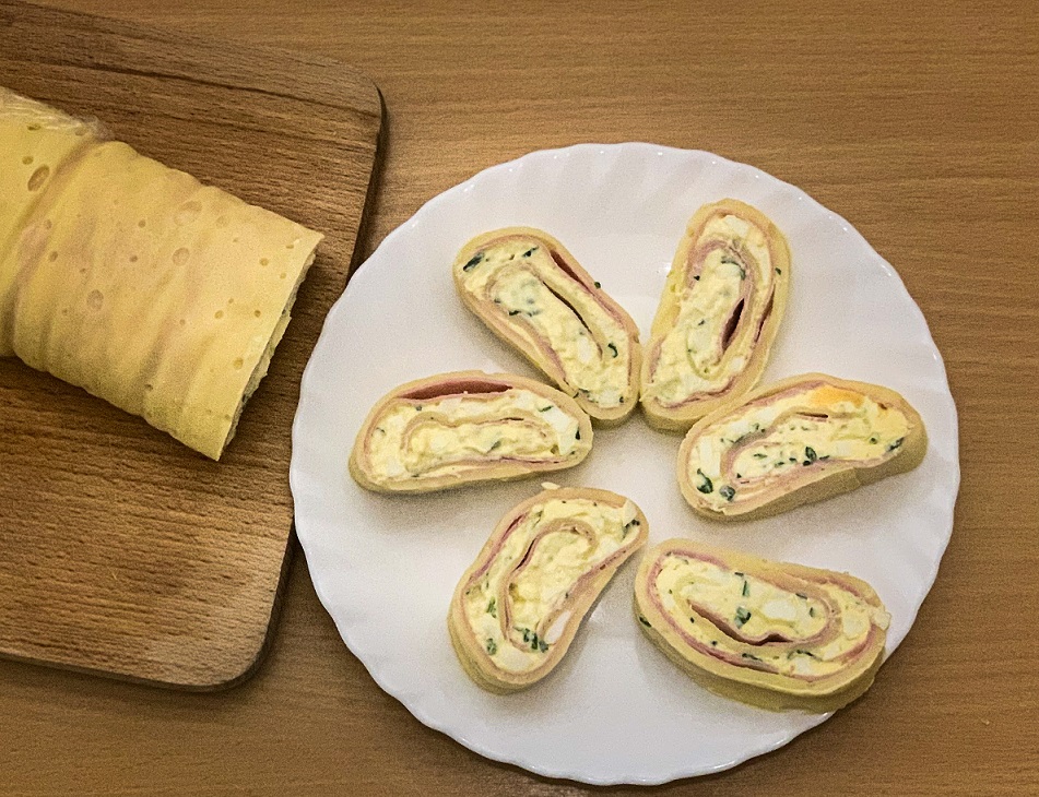 Cheese rolls with ham and eggs. Photo: Andrea