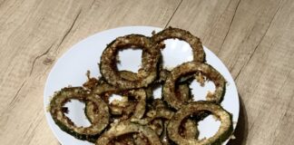 Fried zucchini rings ready on the plate. Photo: Andrea